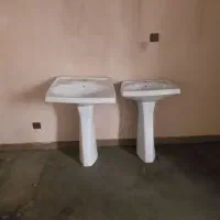 دو عدد روشویی پایه دار