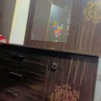 رخت آویز ومیز دراور محکم وتمیز