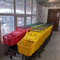 قفسه مارکتی  و ترولی سبد و کودک