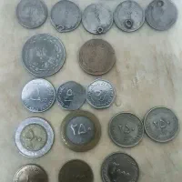 تعدادی سکه پهلوی دوم و ۱۰ و۵ و۲ سنتی.