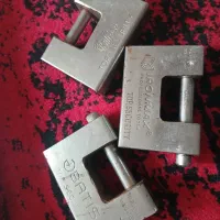 قفل کتابی سنگین و قدیمی