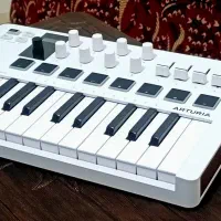 میدی کنترلر آرتوریا مینی لب ۳ سفید