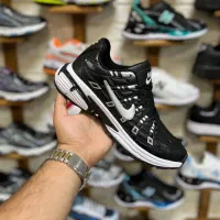 کارگر ساده آقا یا خانم کارخانه زیره کفش