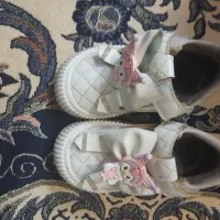 تعدادی لباس بچه گانه به فروش میرسد