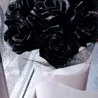 شاخه و دسته گل با شمع شب یلدا