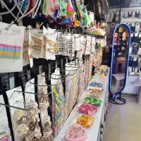فروشنده خانم فروشگاه اکسسوری