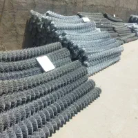 فنس فرنگی و حصاری سیم خاردار مش و پایه اهنی