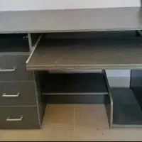 میز و کتابخانه