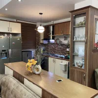 کابینت دست دوم کرم قهوه ای بهمراه گاز ، هود و سینک