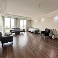 ۷۳ متر ، تاپ لوکیشن پونک ، سالن سرتاسر پرده خور