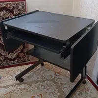 میز تحریر و کامپیوتر