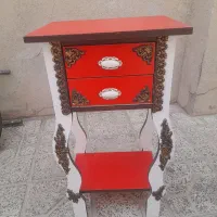 یک میز تلفن قدیمی تمیز سالم