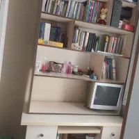 میز و کتابخانه