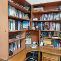 کتابخانه و میز