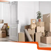 کارگر برای جمع کردن وسایل منزل و جا به جایی