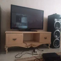 میز تلویزیون کرمی رنگ سالم و تمیز