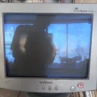 مانیتور هیوندای و گوشی سامسونگ