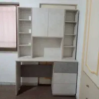 میز تحریر و کتابخانه