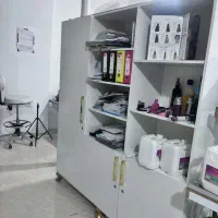 فروش دکور سالن و تعدادی صندلی نیمکت دار مدرسه ای|آرایشگاه و سالن‌های زیبایی|جهرم, |دیوار