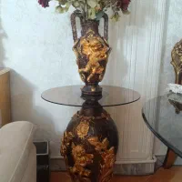 میز و گلدان