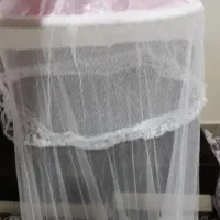 پشه بند روی تخت