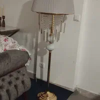 آباژور ایستاده