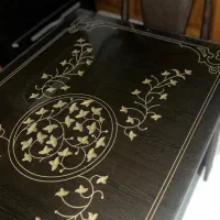 میزناهارخوری چوبی منبت کاری  همراه با 2صندلی فلزی