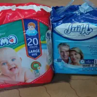 تعدادی پوشک بزرگسالان و تعدادی گونی آرد