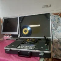 گرامافون + رادیو  گردشی کلکسیونی بسیار قدیمی|کلکسیون اشیاء عتیقه|گلپایگان, |دیوار