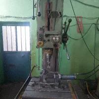 کارگر دریل کاری. جوان یا  بازنشسته جوان