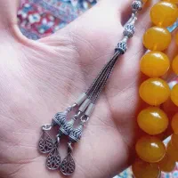 تعدادی تسبیح، گلنگ نقره، و دستبند نقره
