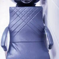 یک سری وسیله آرایشگاه. کانتر و رنگ مو و ...