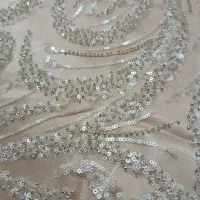 تعدادی پارچه با قیمت مناسب به فروش میرسید