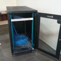 نیم رک به همراه پچ پنل ۲۴پورت ومقدار ی کابل