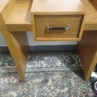 اینه و میز چوب سالم تمیز