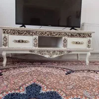 میز تلویزون سالم بدون خط و خش همراه تابلو سالم