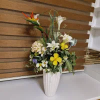 گل با گلدان سرامیکی سفید