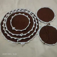 سرویس زیر قابلمه و دستگیره و عروسک
