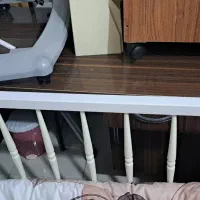 میز کار اداری و کامپیوتر