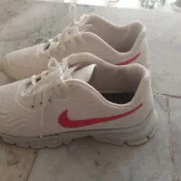 ۲جفت کتونی درحدنوبخاطرکوچک بودن قصدفروش دارم