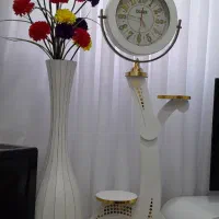 ساعت ایستاده و گل‌وگلدان