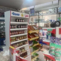 فروشنده  خانم  در سوپر مارکت