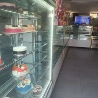 یخچال و ویترین شیرینی فروشی با دکور و...