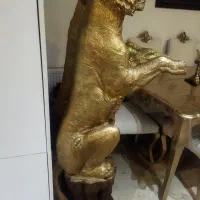 میز زیر تلویزیون شیک و سالم دارای سه تا طبقه شیشه