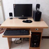 کامپیوتر و میز