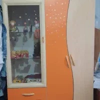 یک عدد تخت و کمد