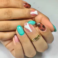 خدمات و آموزش کاشت ناخن