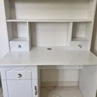 میز تحریر و کتابخانه