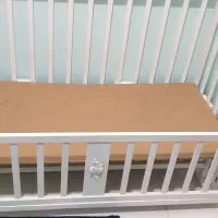 تخت چوبی کنار مادر