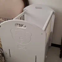 تخت کنار مادر آپادانا